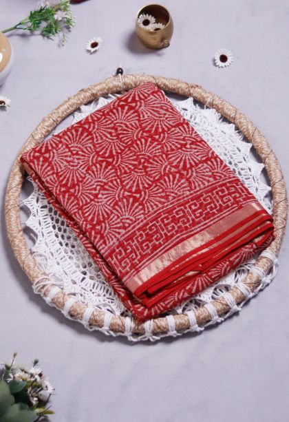 Traditional Lightweight Saree with Gold Zari and Classic Geometric Finish