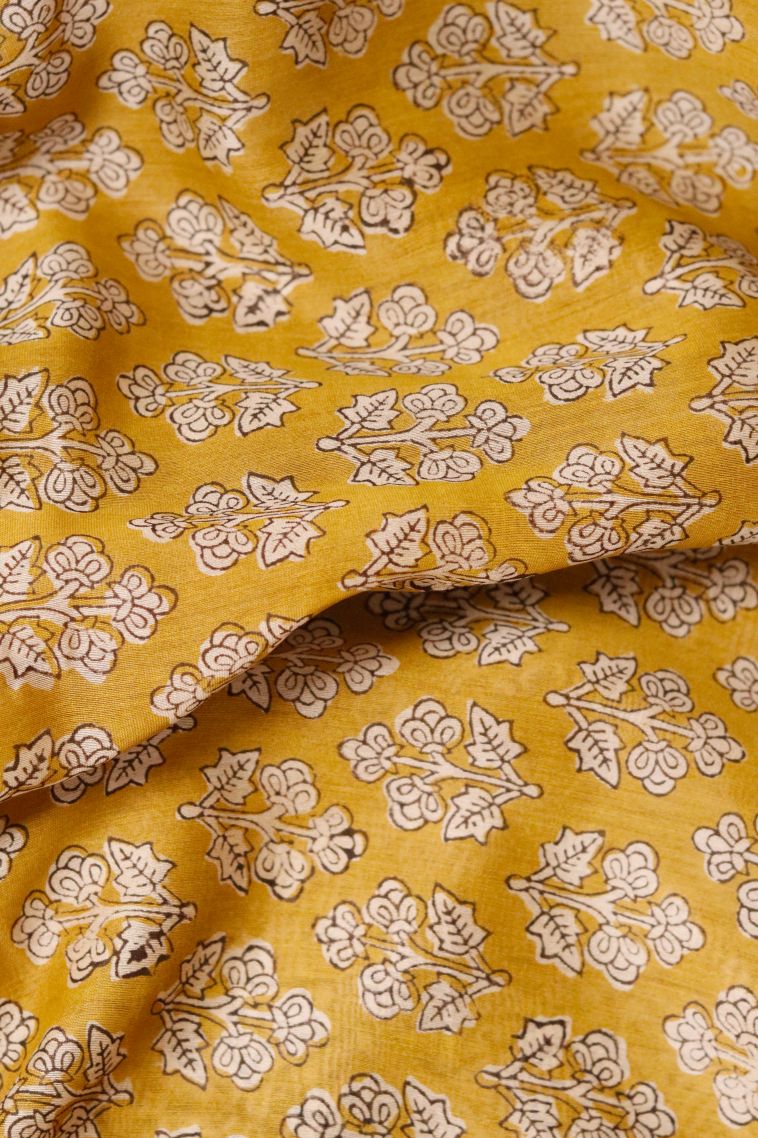 Elegant Lightweight Saree with Abstract Motif Border view 4