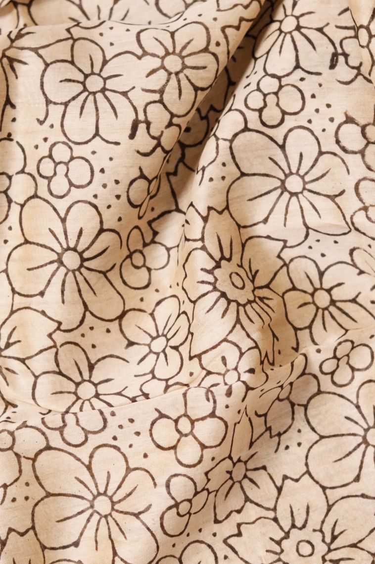 Elegant Lightweight Saree with Abstract Motif Border view 3