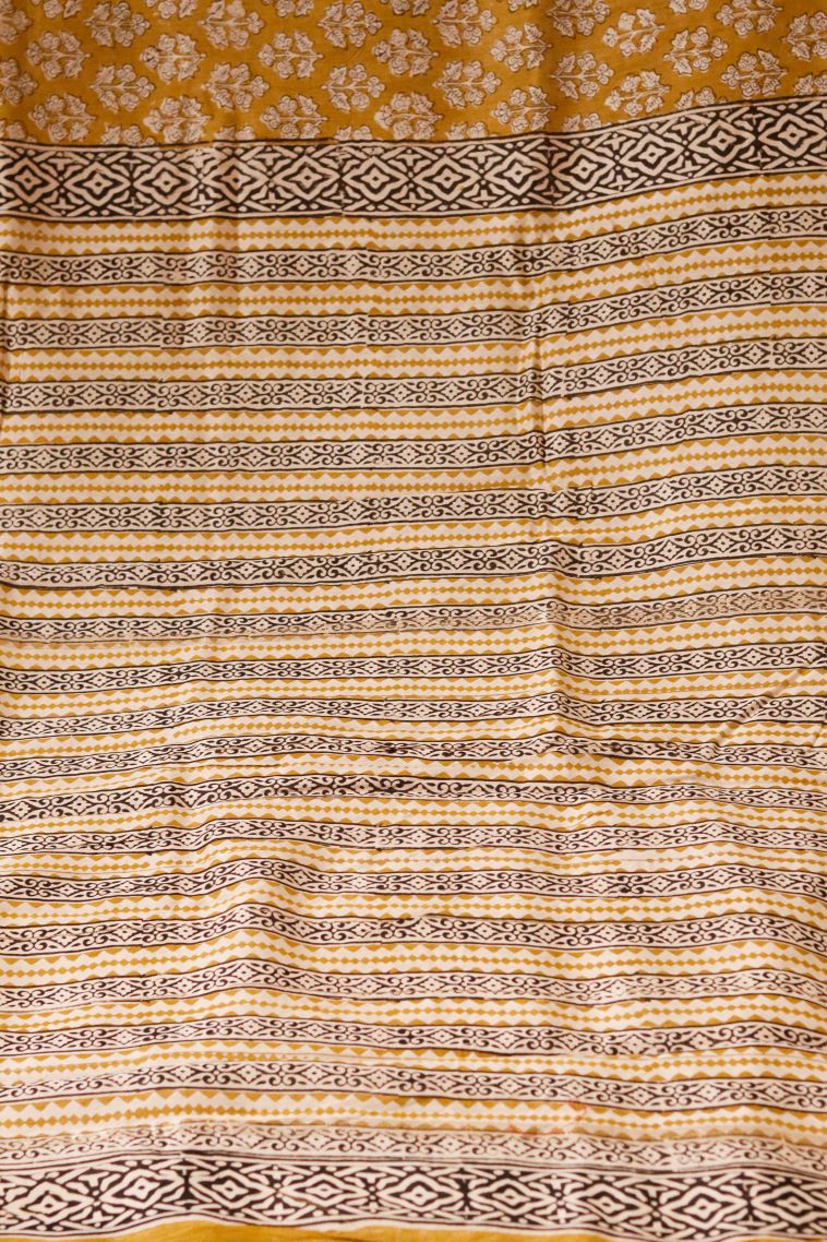 Elegant Lightweight Saree with Abstract Motif Border view 2