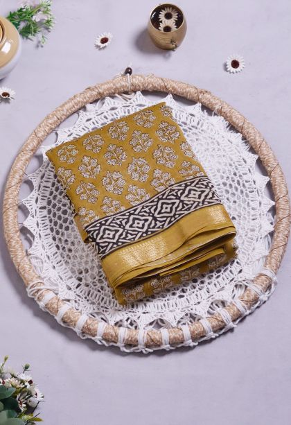 Elegant Lightweight Saree with Abstract Motif Border