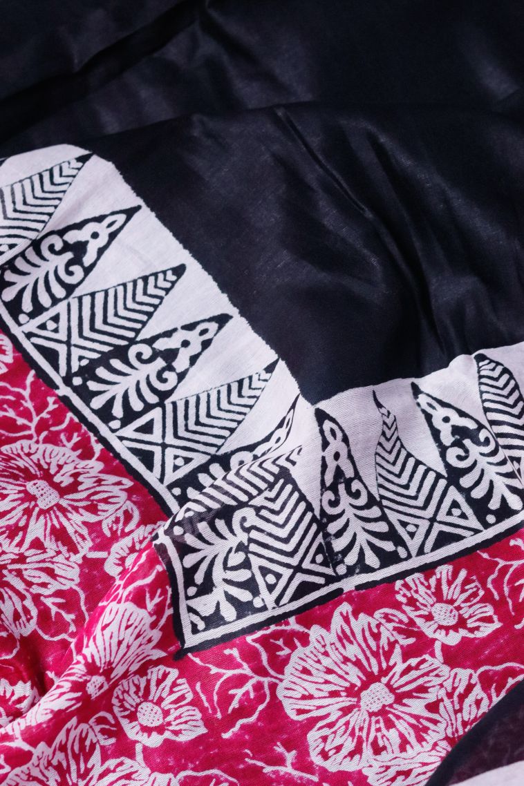 Elegant Black Lightweight Saree with Solid Colour Detailing view 4
