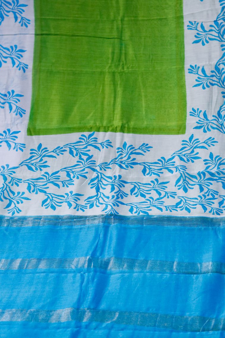 Classic Handwoven Lightweight Saree Featuring Gold Zari Work view 2