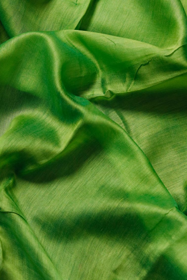 Classic Handwoven Lightweight Saree Featuring Gold Zari Work view 3