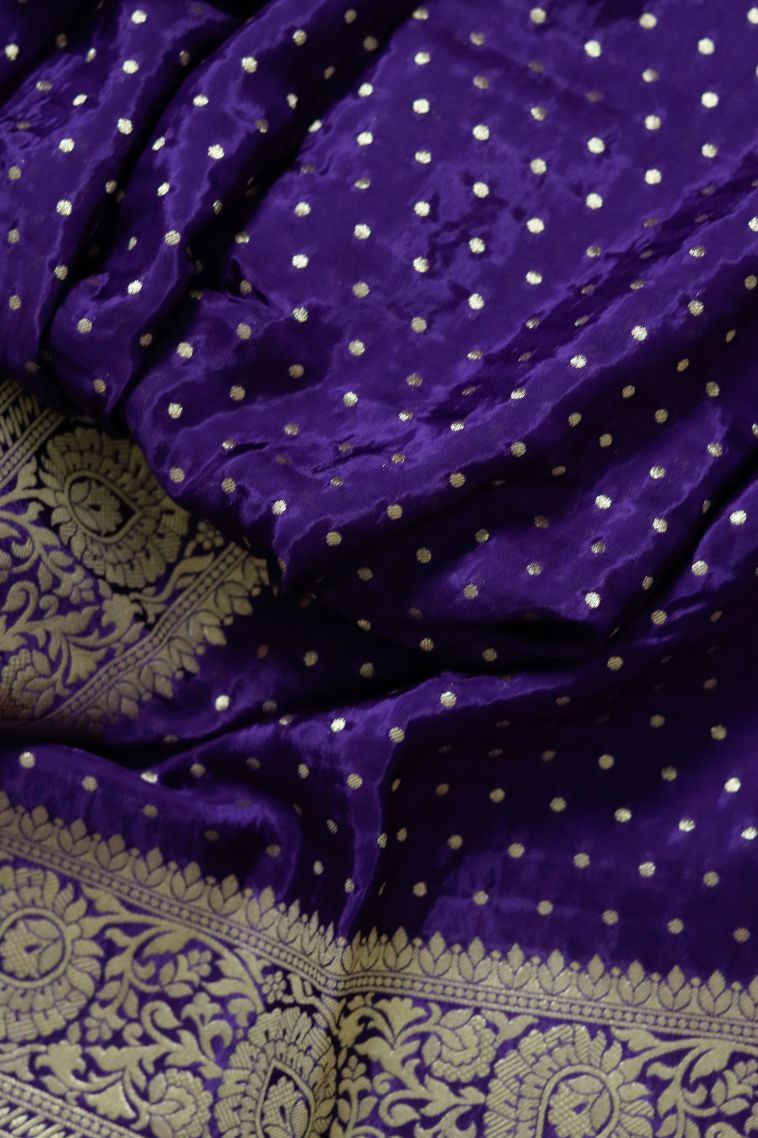 Traditional Lightweight Saree with Classic Floral Motifs Finish view 3