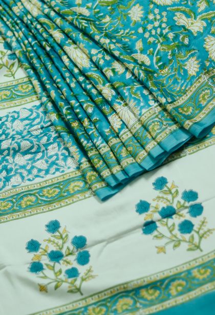 Traditional Soft & Flowing Saree with Classic Floral Motifs Finish