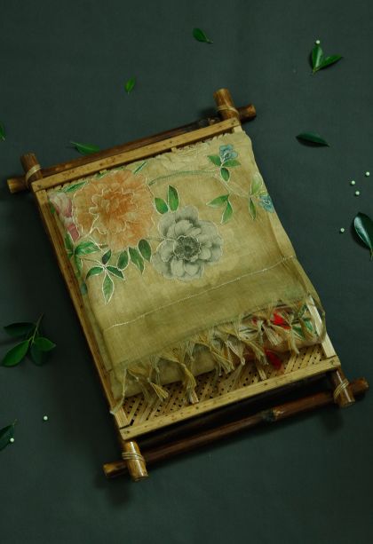Elegant Pure Linen Saree with Subtle Floral Detailing