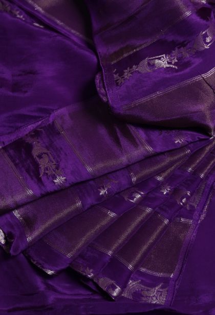 Traditional Banarasi Saree with Classic Stripes Motif Finish
