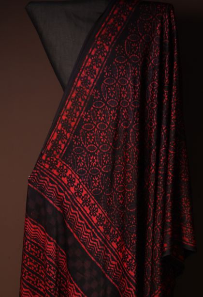 Classic Modal Silk Saree Featuring Floral Work