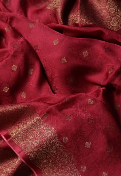 Classic Handwoven Banarasi Saree Featuring Gold Floral Border