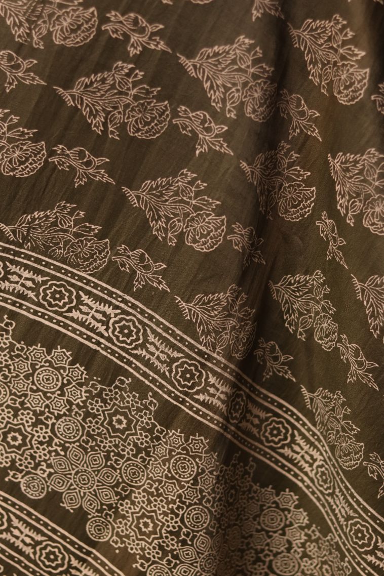 Classic Handwoven Modal Silk Saree Featuring Gold Zari Work view 4