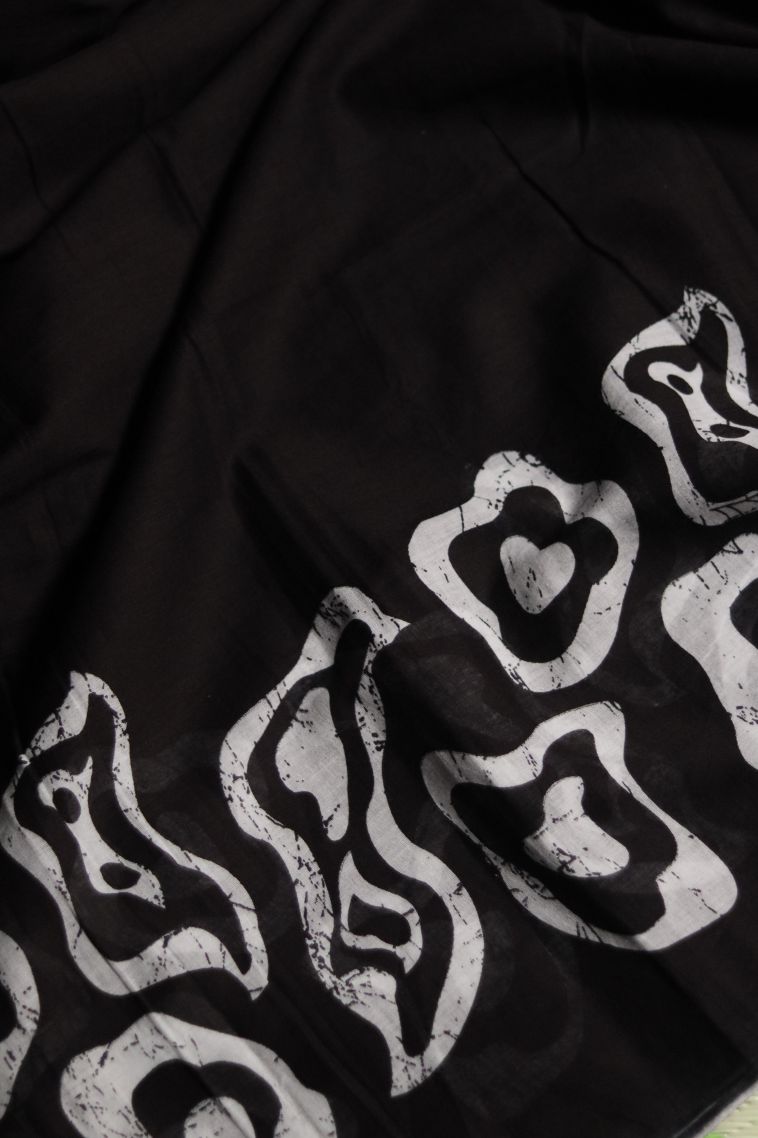 Daily Wear Mul Cotton Saree with Elegant Abstract Motif Finish view 4