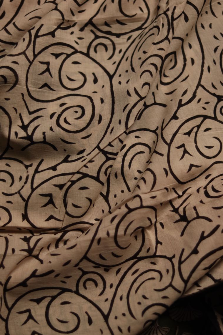 Traditional Mul Cotton Saree with Classic Floral Motifs Finish view 3