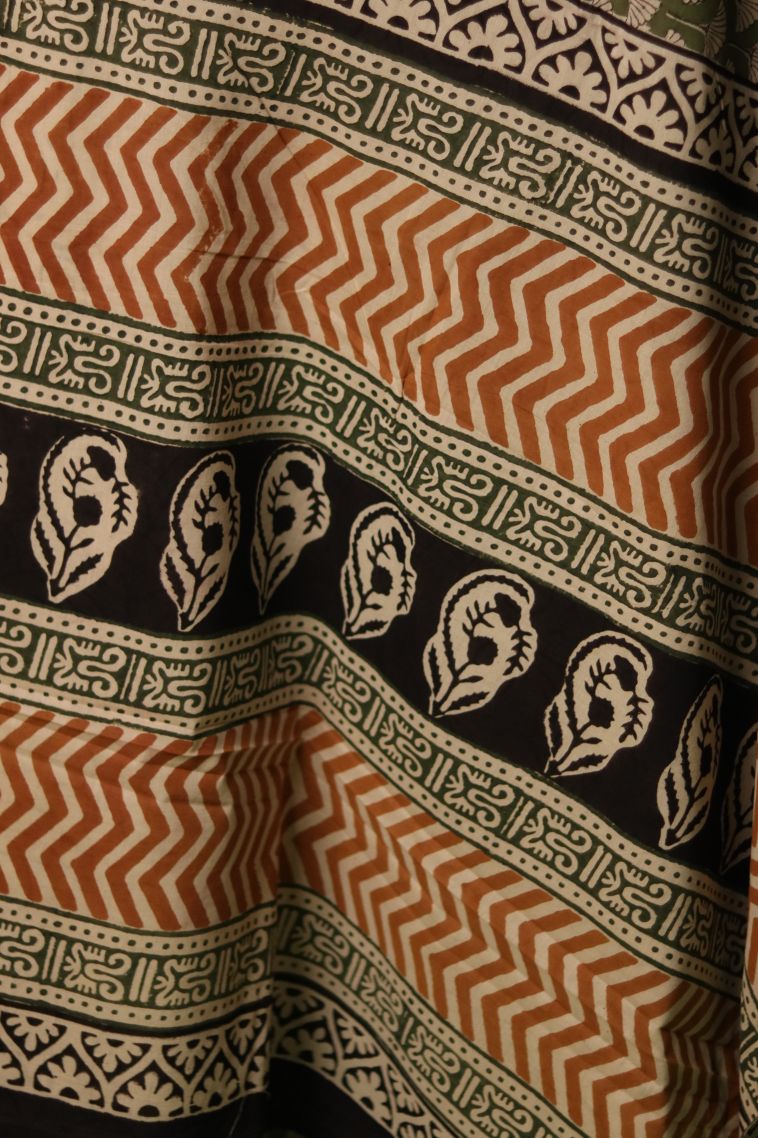 Traditional Mul Cotton Saree with Classic Floral Motifs Finish view 2
