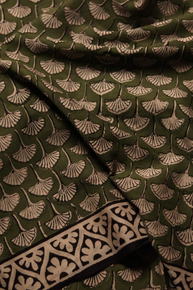 Traditional Mul Cotton Saree with Classic Floral Motifs Finish view 4