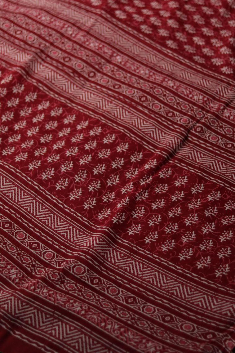 Elegant Mul Cotton Saree with Geometric Border - Perfect for Daily Wear view 2