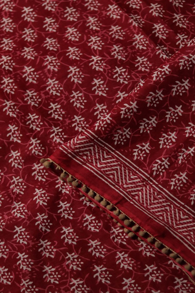 Elegant Mul Cotton Saree with Geometric Border - Perfect for Daily Wear view 4
