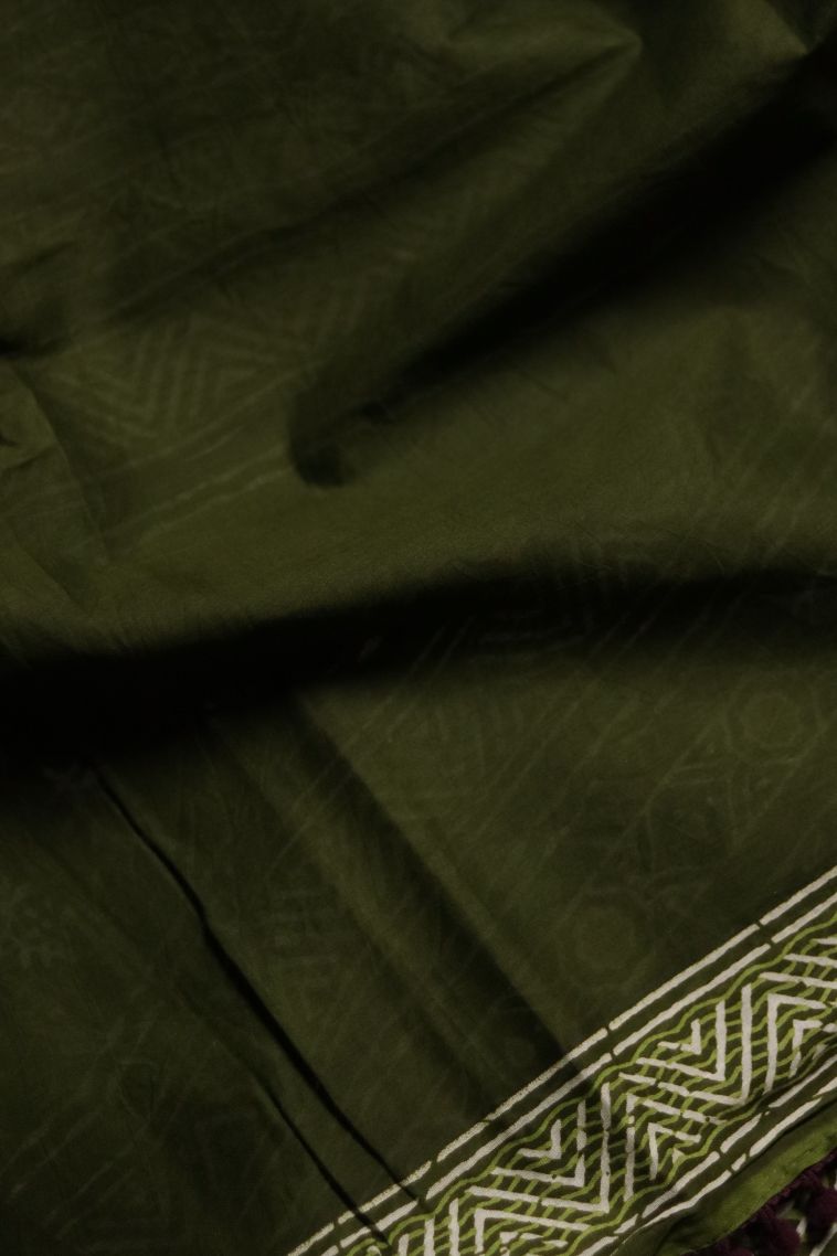 Traditional Mul Cotton Saree with Classic Geometric Finish view 3