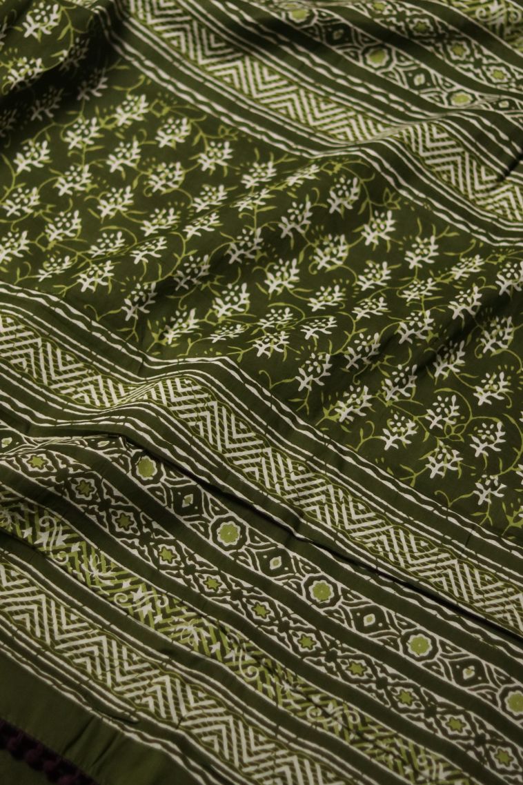 Traditional Mul Cotton Saree with Classic Geometric Finish view 2