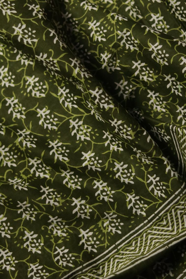 Traditional Mul Cotton Saree with Classic Geometric Finish view 4