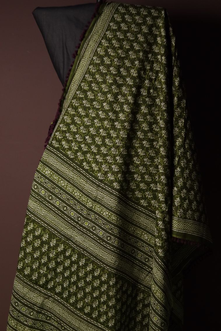 Traditional Mul Cotton Saree with Classic Geometric Finish view 1