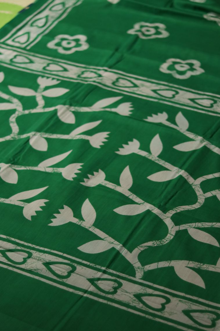 Classic Handwoven Mul Cotton Saree Featuring Floral and Heart Patterns view 2