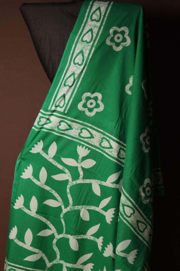 Classic Handwoven Mul Cotton Saree Featuring Floral and Heart Patterns view 1