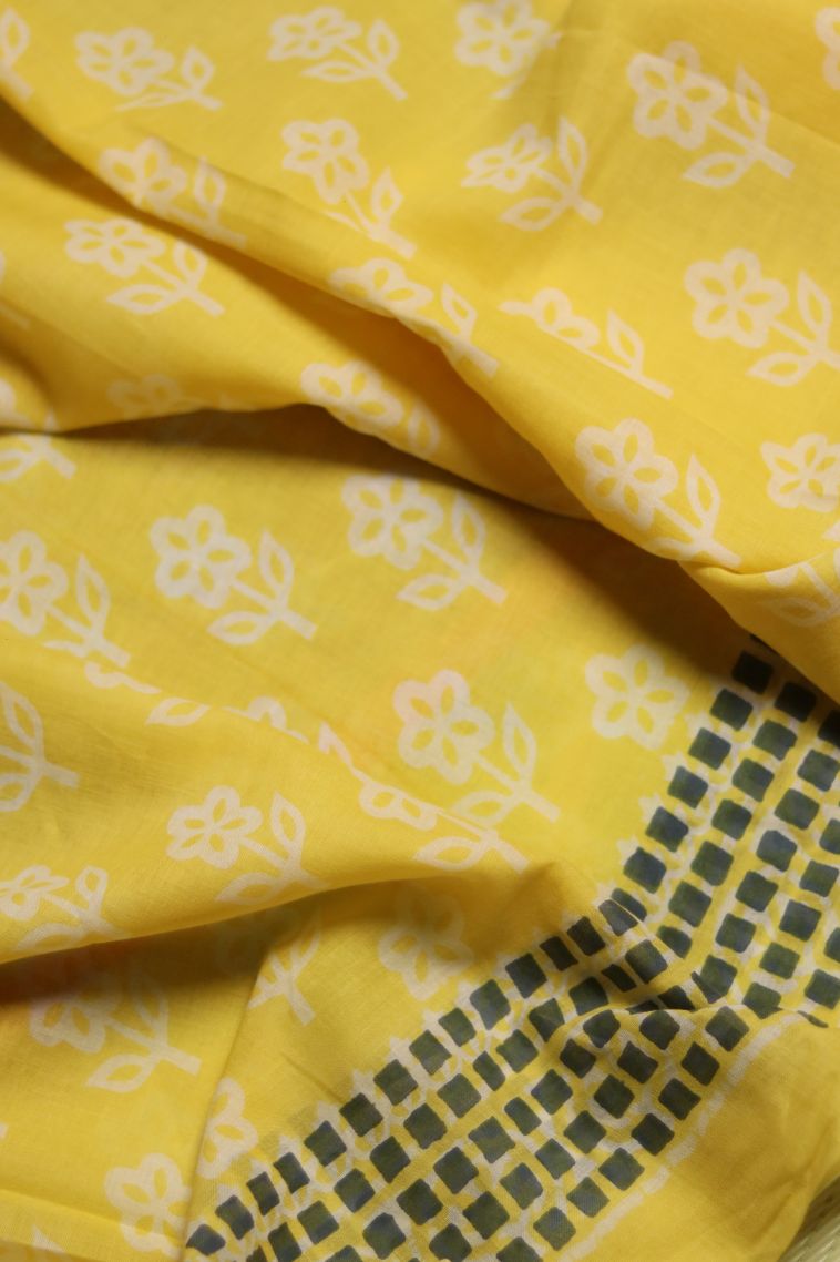 Elegant Mul Cotton Saree with Stripes Border - Perfect for Daily Wear view 4
