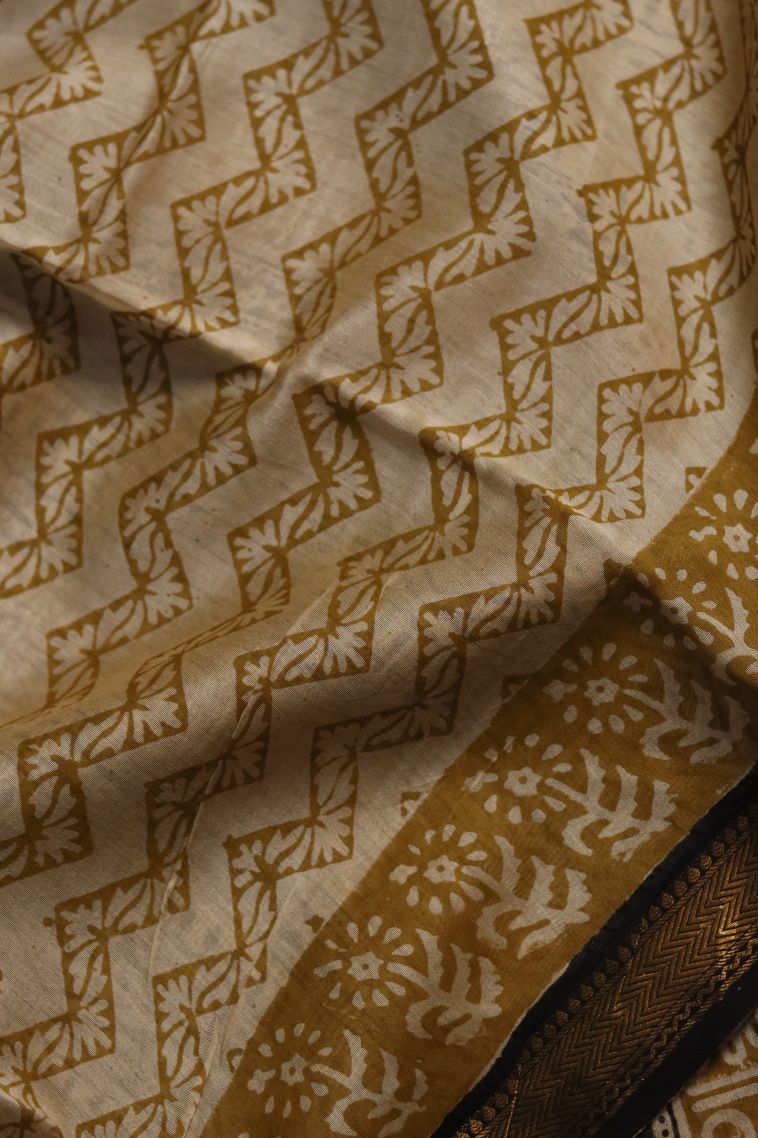 Traditional Chanderi Saree with Gold Zari and Classic Floral Motifs Finish view 2