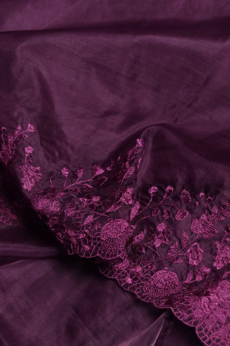 Classic Handwoven Organza Saree Featuring Floral Buti Patterns view 3