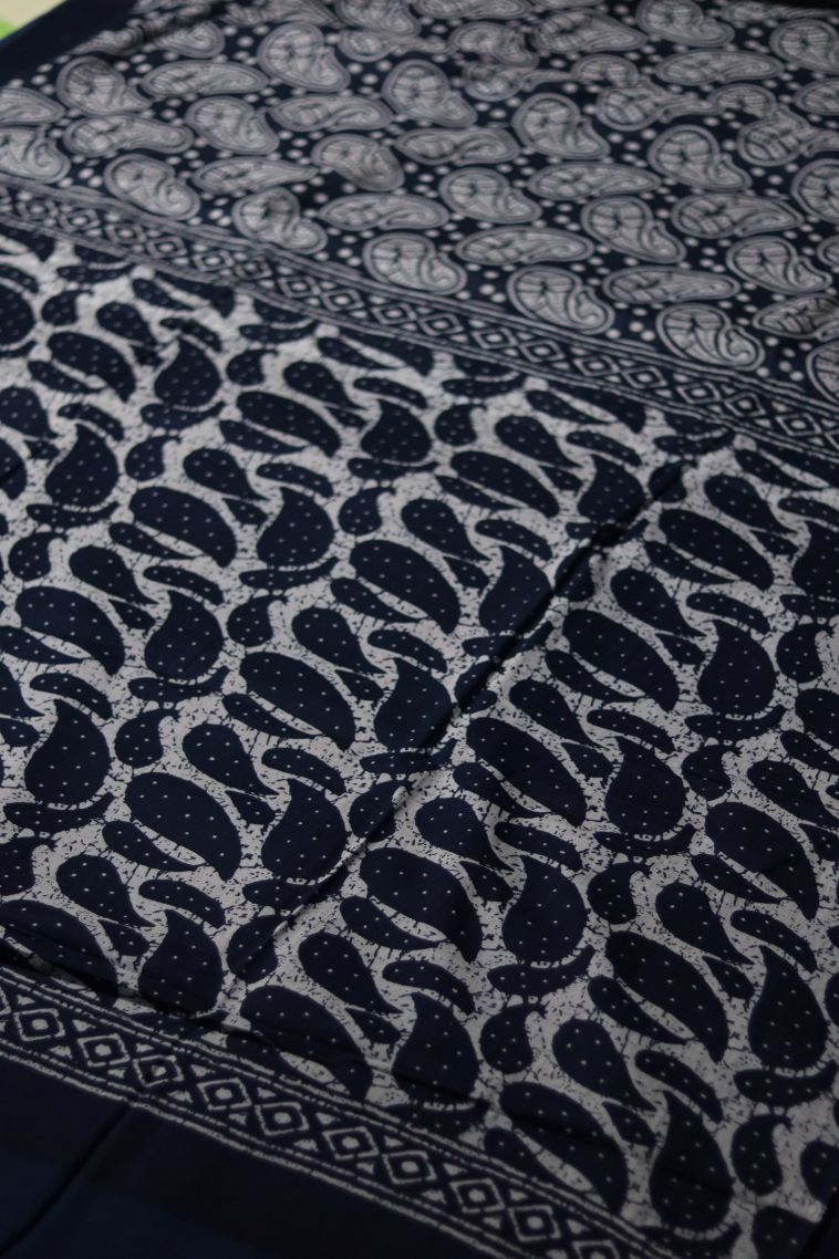 Elegant Navy Blue Mul Cotton Saree with Rich Paisley Detailing view 2