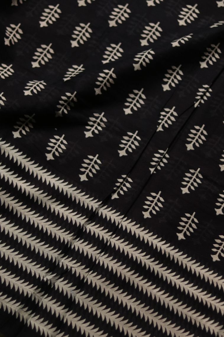 Traditional Mul Cotton Saree with Classic Stripes Finish view 4